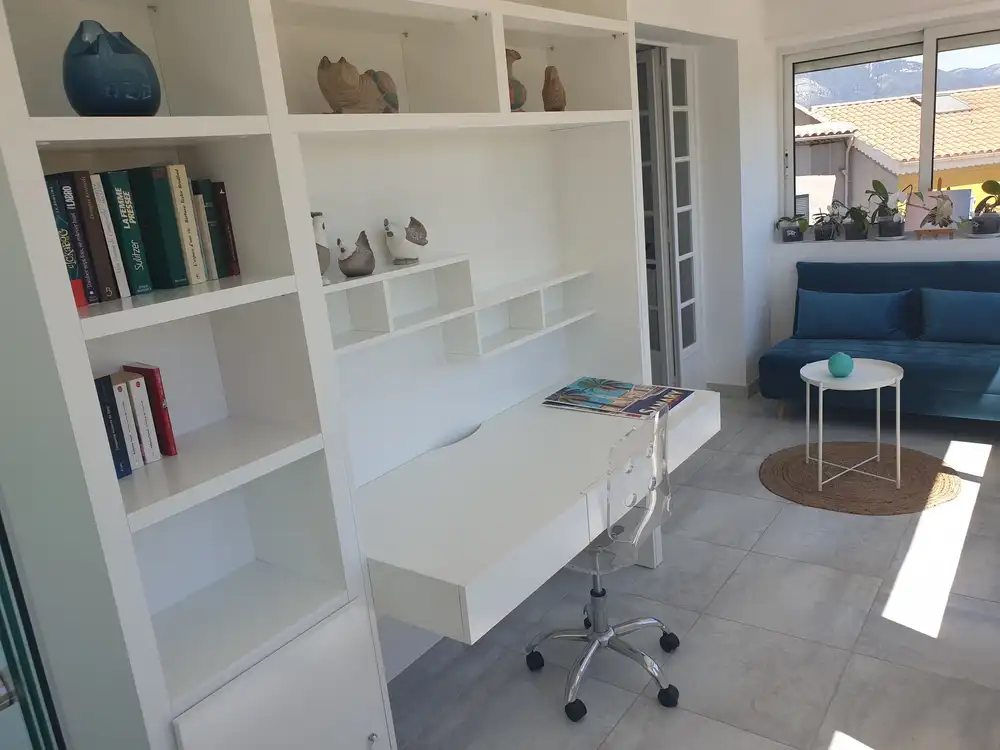 Bureau intégré aux rangements, chaise et coin lecture