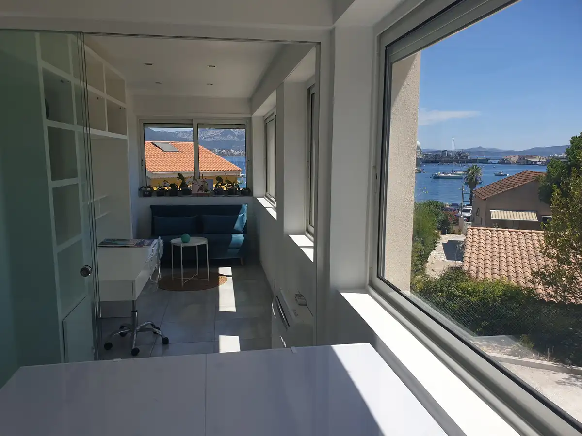 Coin bureau et fenêtre donnant sur la mer