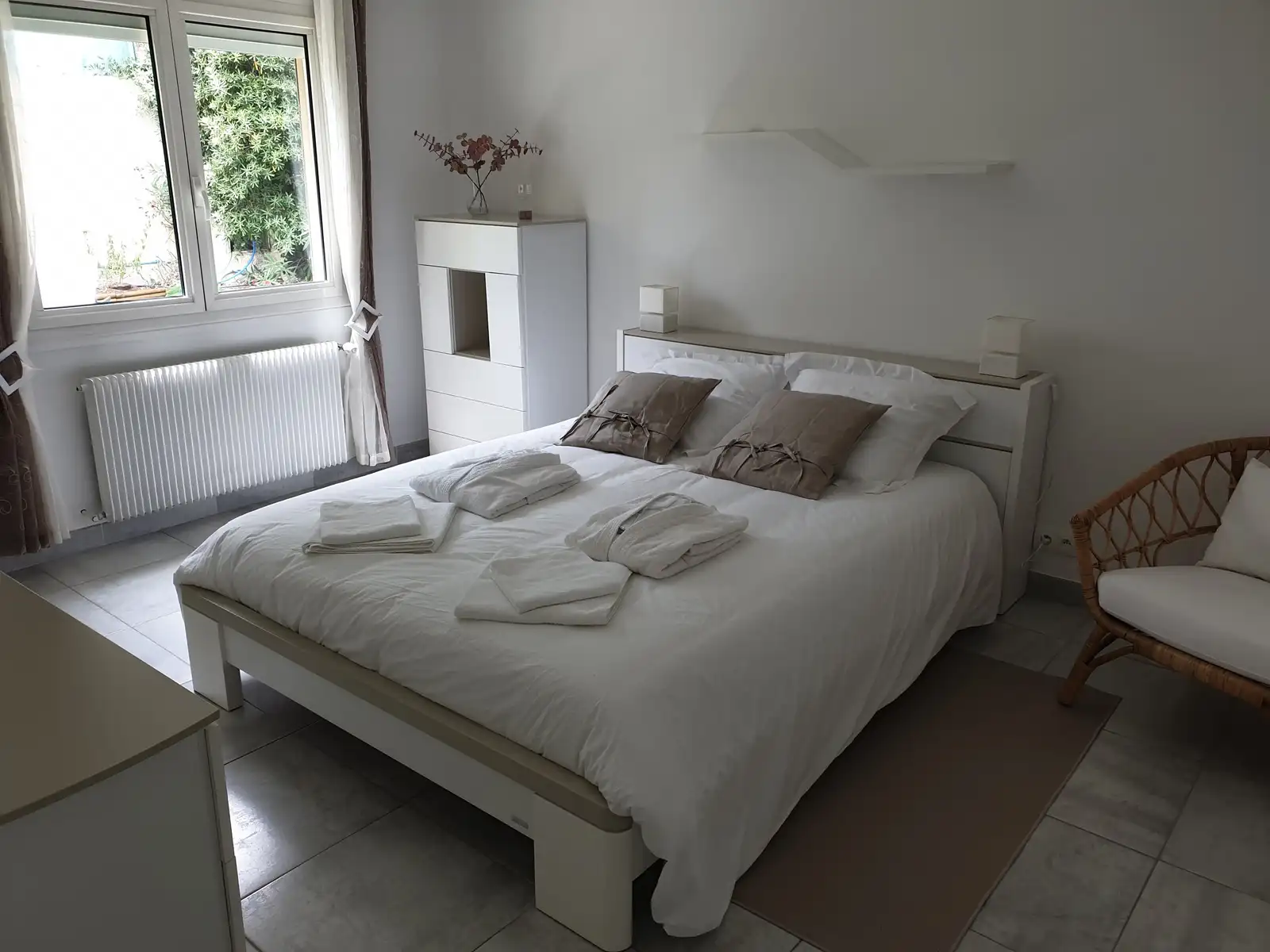 Chambre avec lit double, linge posé sur le lit