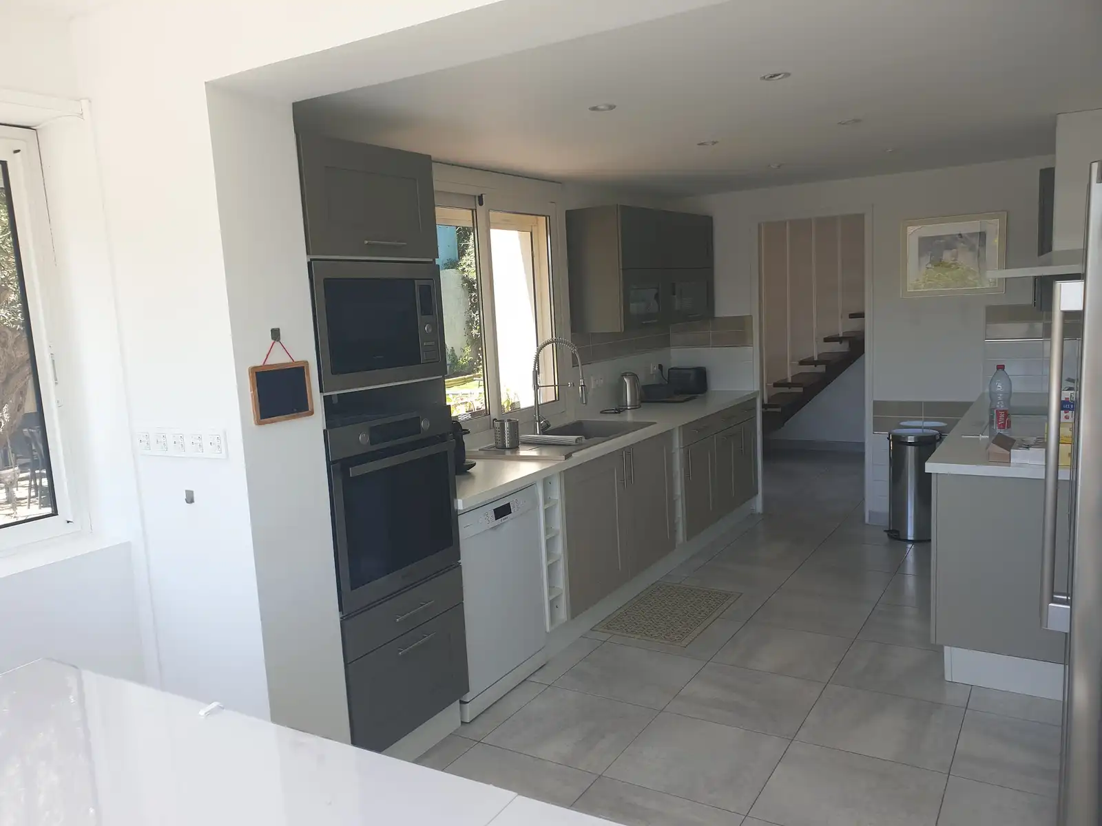 Cuisine de Villa Le Colibri : four, plaques et plan de travail