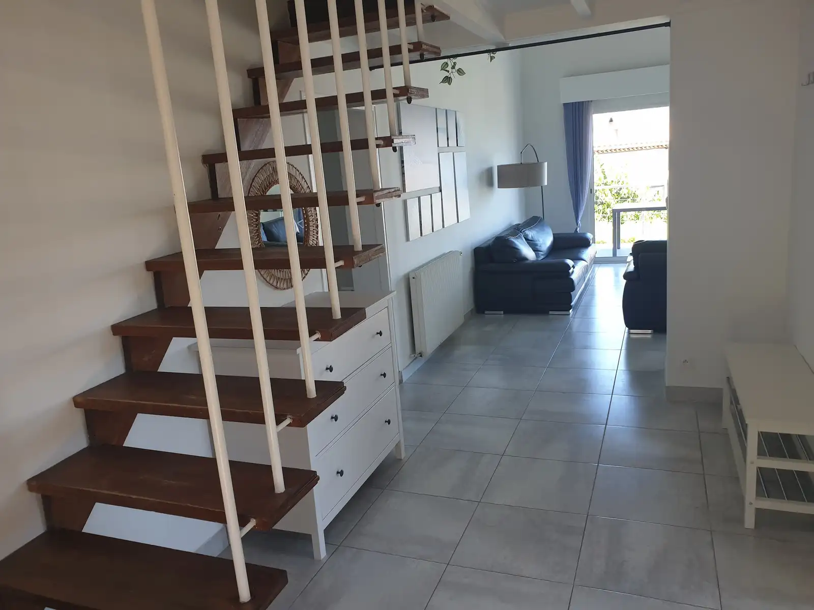 Escalier reliant les deux niveaux de la maison