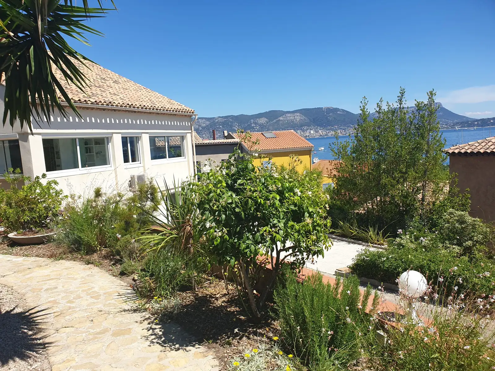 Allée du jardin, maison et vue sur la rade de Toulon
