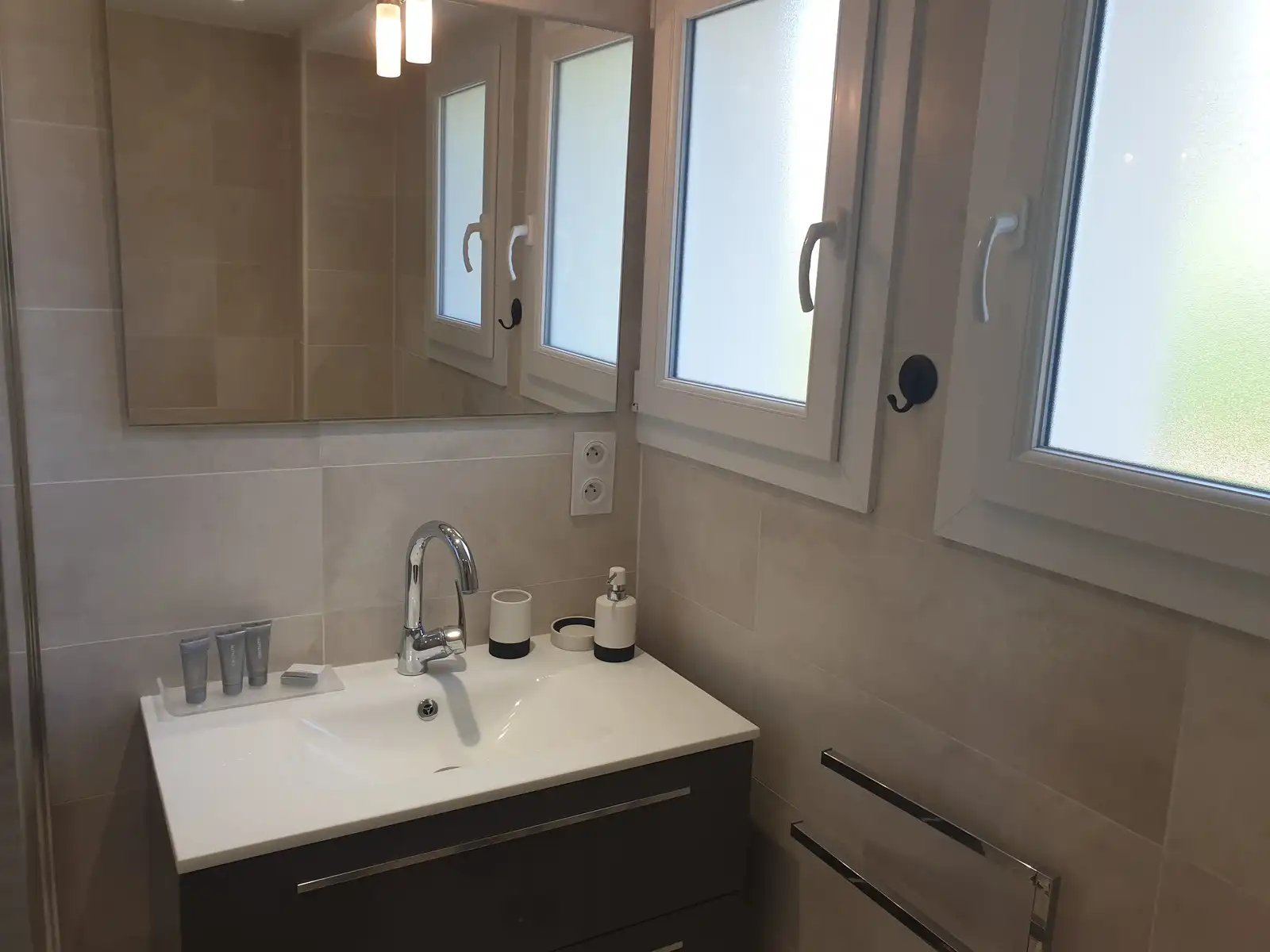 Salle d’eau avec lavabo et fenêtre