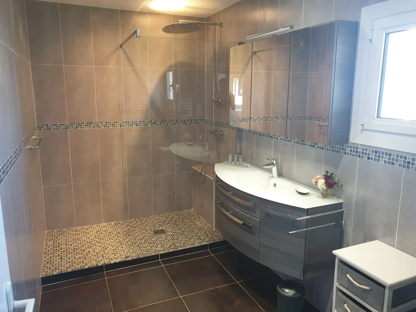 Salle de bain avec douche à l’italienne et meuble vasque