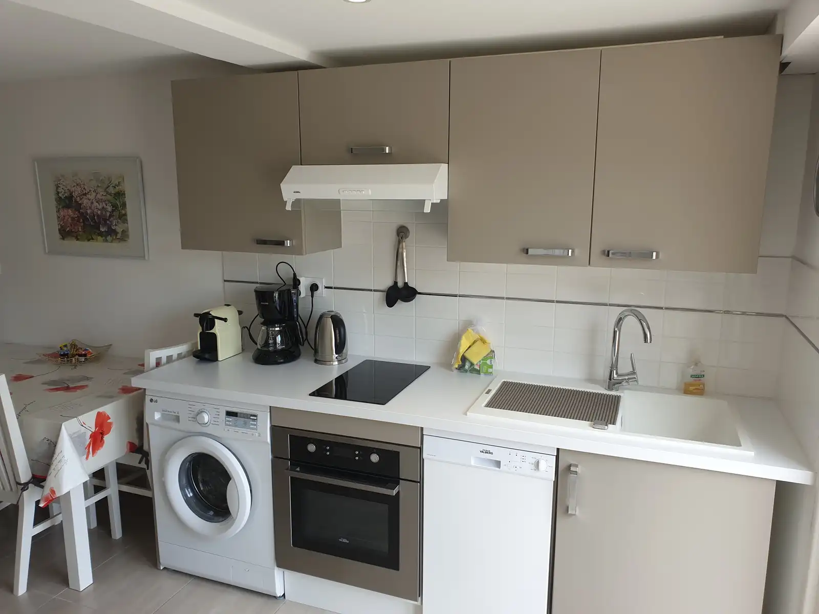 Second coin cuisine avec plaques, four et lave-linge