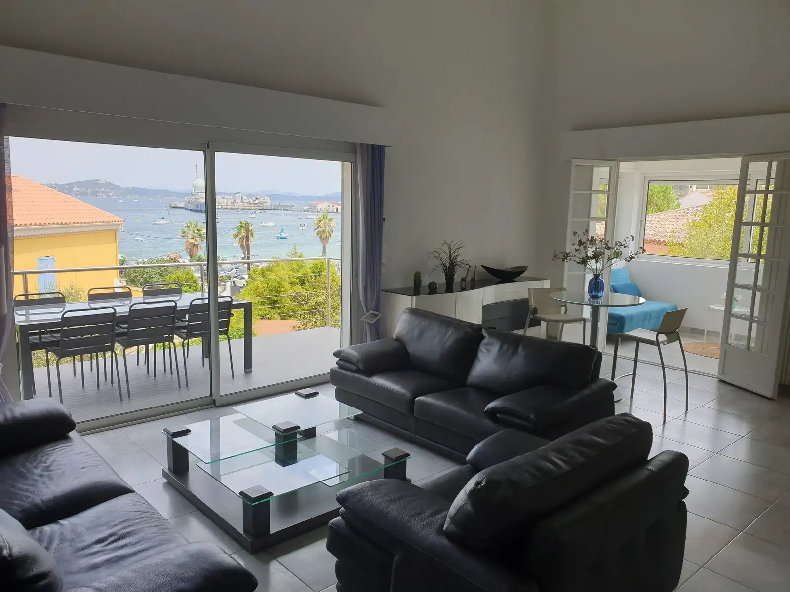 Séjour de Villa Le Colibri, canapés et baie vitrée ouverte sur la terrasse et la mer