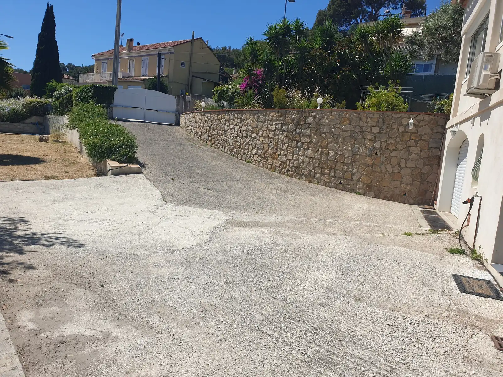 Allée d’accès et stationnement de la maison
