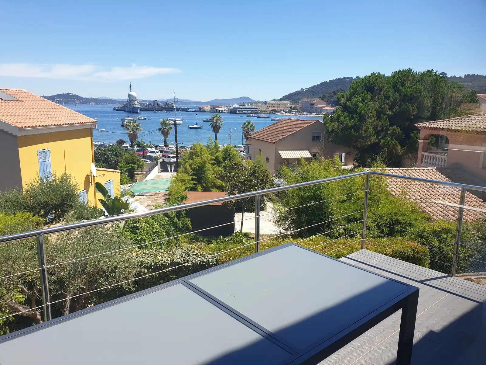 Vue sur la mer et le port de Saint-Mandrier depuis la terrasse de Villa Le Colibri